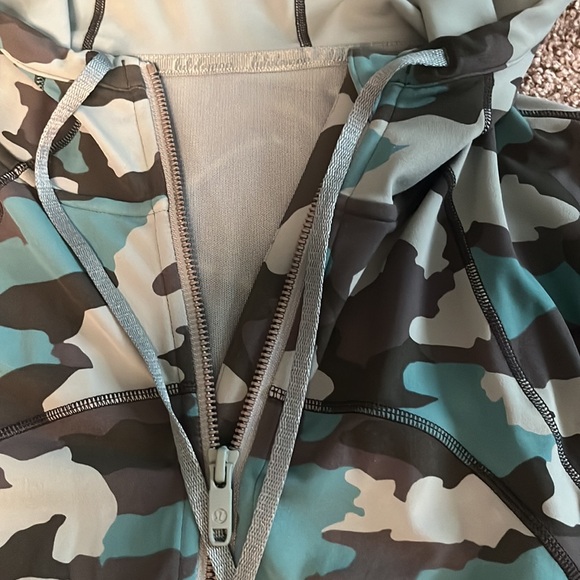 Lululemon hooded define jacket size 10 green, camo print - Picture 4 of 7